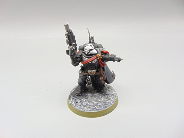 Primaris Captain in Phobos Armour