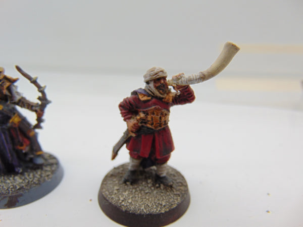 Haradrim Captain Warrior with War Horn and  Banner Bearer,