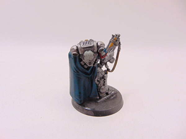 Primaris Captain in Gravis Armour