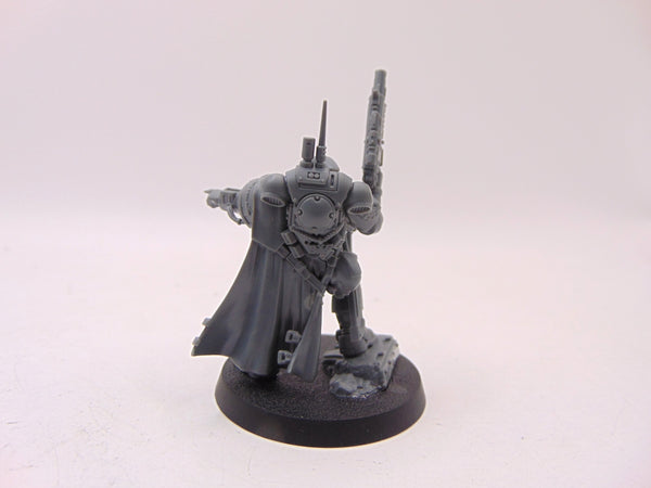 Primaris Captain in Gravis Armour