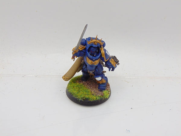 Primaris Captain in Gravis Armour