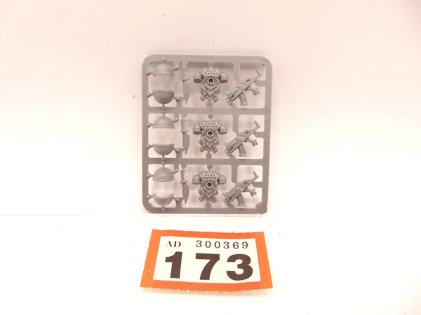 Space Marine 1990 Shoulder Pad/Backpack/Weapons Sprue