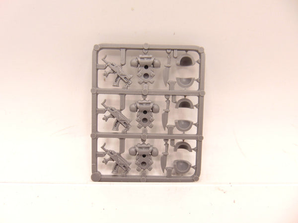 Space Marine 1990 Shoulder Pad/Backpack/Weapons Sprue