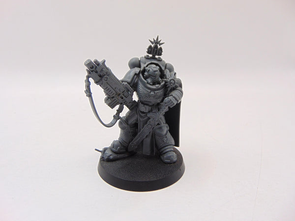 Primaris Captain in Gravis Armour