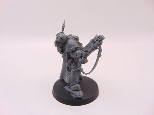 Primaris Captain in Gravis Armour