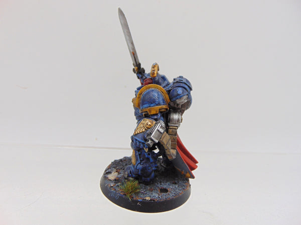 Primaris Captain in Gravis Armour