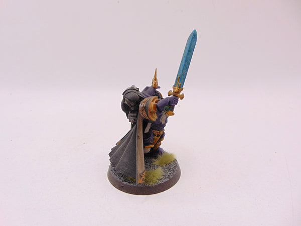 Primaris Captain in Gravis Armour