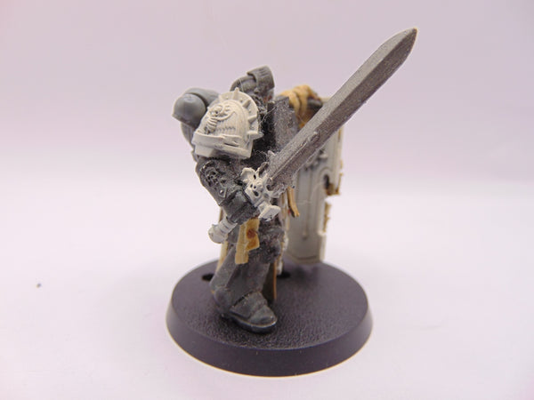 Primaris Captain with Relic Shield