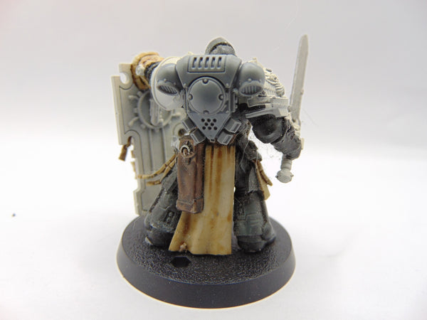 Primaris Captain with Relic Shield