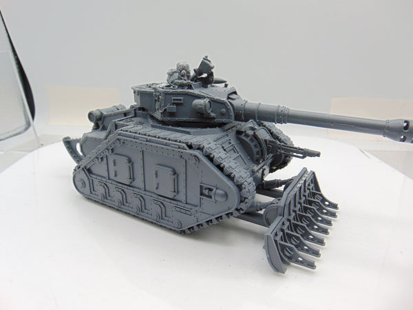 Solar Auxilia Leman Russ Strike/Command Tank with Traitor Guard Tank Commander