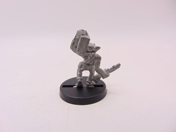 Gretchin carrying ammo box and shotgun