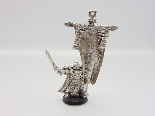 Blades of Ultramar Standard Bearer /  Chapter Ancient