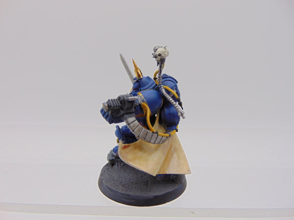 Primaris Captain In Ggravis Armour